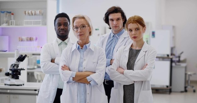 Gemischtrassiges Team von Wissenschaftlern, die im wissenschaftlichen Labor zusammenarbeiten