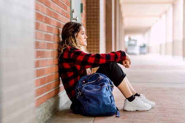 Gemobbtes Mädchen, das allein in der Schule sitzt