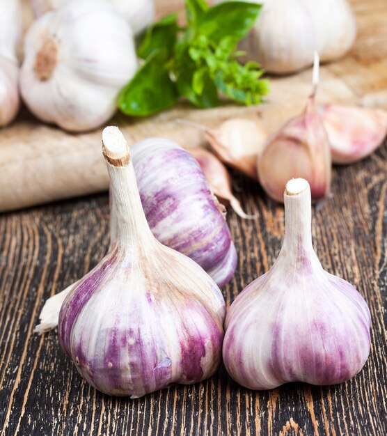 Gemüse auf dem Tisch beim Kochen von reifem Knoblauch, Gemüse und Gewürzen auf dem Schneidebrett