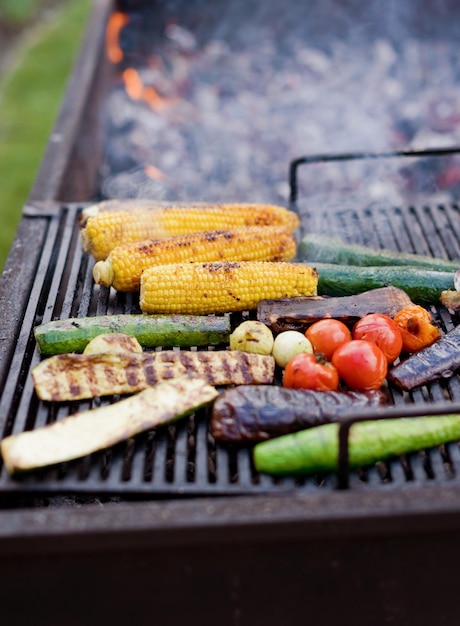 Gemüse auf Grillgrill im Freien