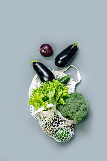 Foto gemüse-brokkoli-salat-auberginen in einem netzbeutel zero waste gesundes einkaufskonzept