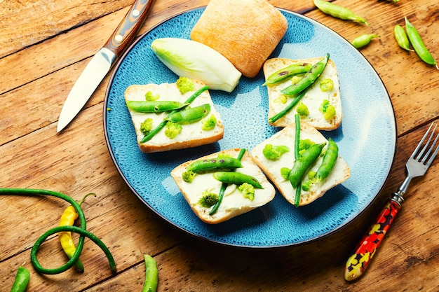 Gemüse-Bruschetta mit Kohl, grünen Erbsen und Spargelbohnen