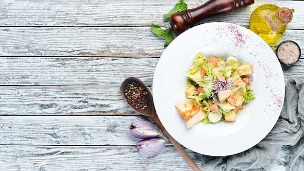 Gemüse-Caesar-Salat mit Lachs In der Platte Draufsicht Freier Platz für Ihren Text Rustikaler Stil