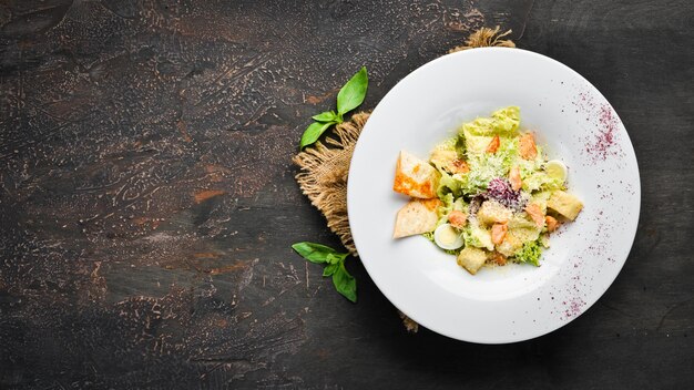 Gemüse-Caesar-Salat mit Lachs In der Platte Draufsicht Freier Platz für Ihren Text Rustikaler Stil
