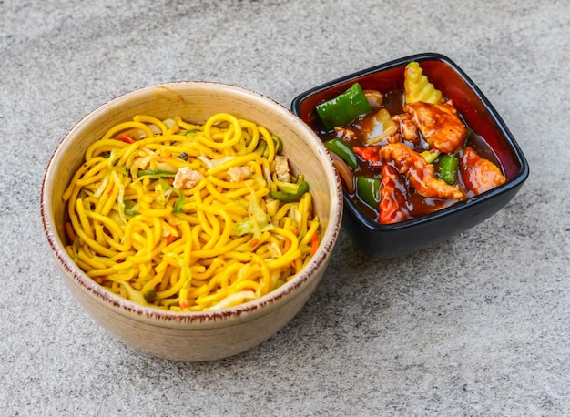 Gemüse-Chowmein mit Kung-Pao-Hähnchen, serviert in einer Schüssel, isoliert auf dem Hintergrund, Draufsicht, asiatisches Essen