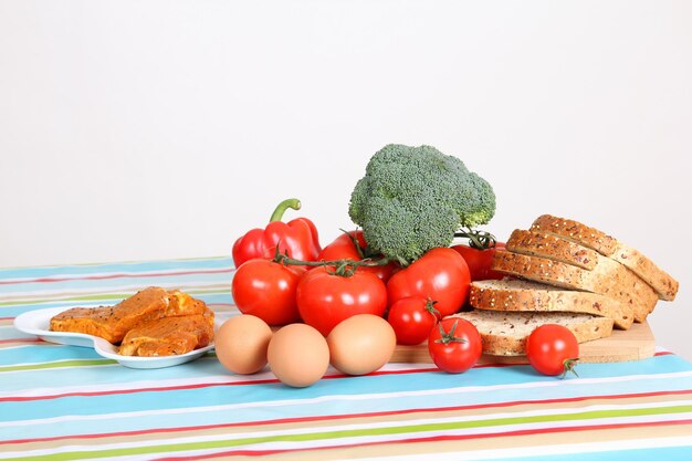 Gemüse Eier Fleisch und Brot am Tisch