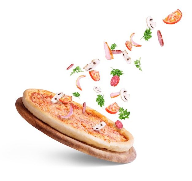 Gemüse fliegt auf weißem Hintergrund zur Pizza
