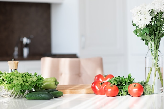 Gemüse für frischen gesunden grünen Salat auf dem Tisch weiße sonnige Küche für Hausmannskost