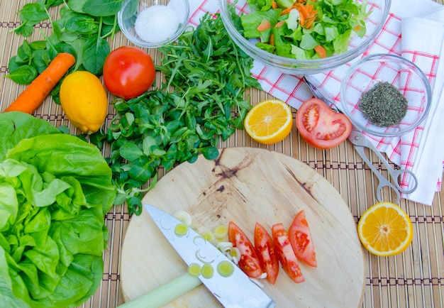 Gemüse für Salat zubereiten