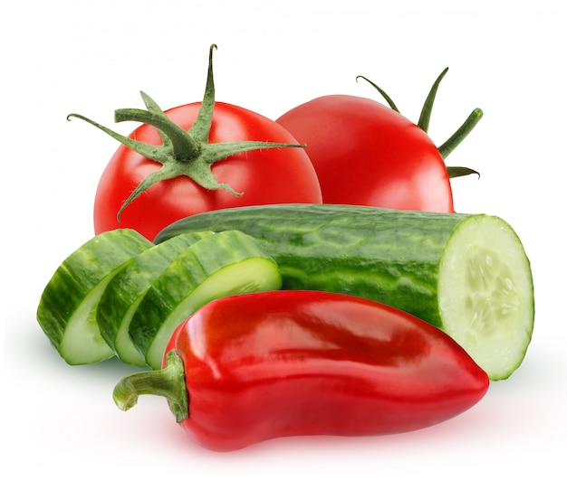 Gemüse für Salat. Zutaten. Gurke, Pfeffer und Tomaten lokalisiert auf weißem Hintergrund mit Schatten.