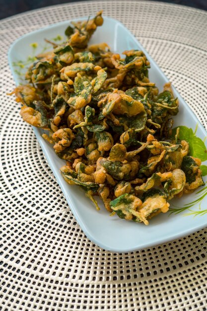 Foto gemüse gebratene tempura von bayam brasilien oder brasilianischer spinat armer mann spinat