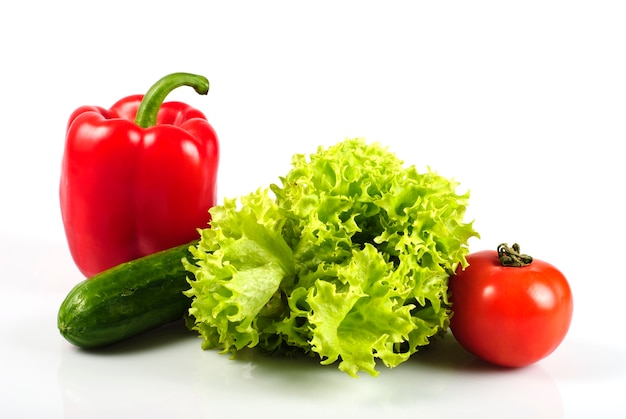 Gemüse in der Küche für Salat, lokalisiert auf Weiß