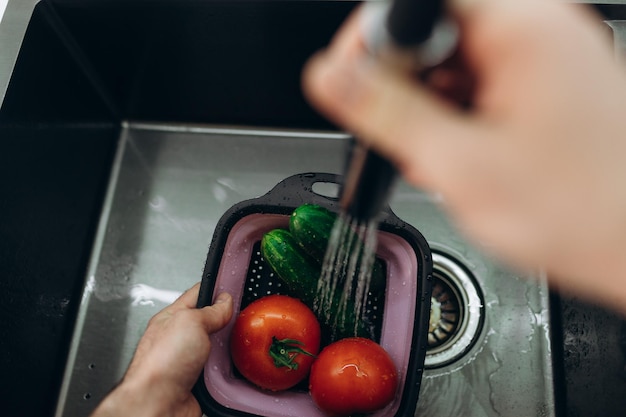 Gemüse in der Küche waschen Gurken Tomaten