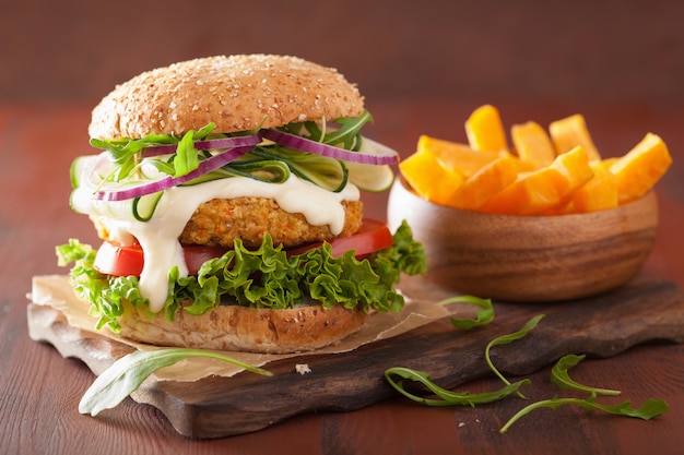 Gemüse-Karotten-Hafer-Burger mit Gurke, Zwiebel und Tomate