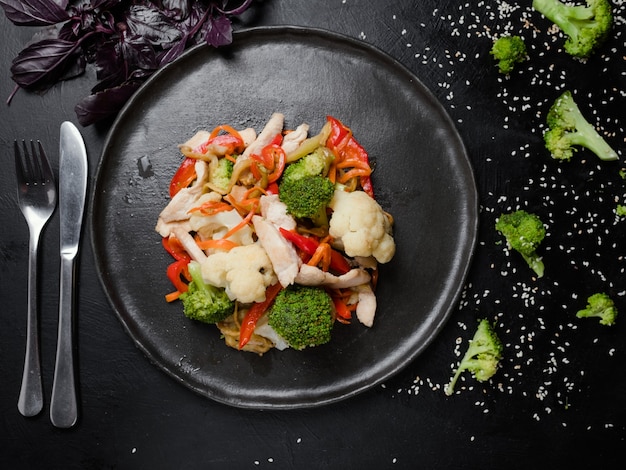 Gemüse mischen Salat Essen Besteck Küche Oberflächenkonzept. frische und gesunde Ernährung.