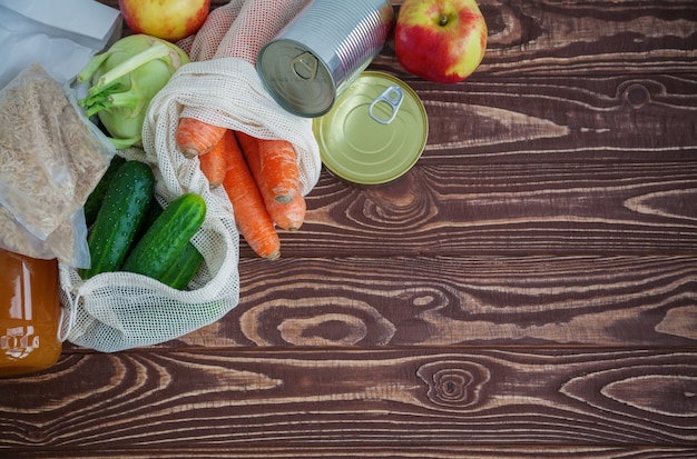 Gemüse, Obst und Konserven auf Holztisch