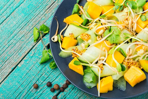 Gemüse-Obstsalat mit Sprossen