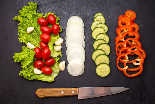 Gemüse, Schneidebrett und Messer auf einem Tisch