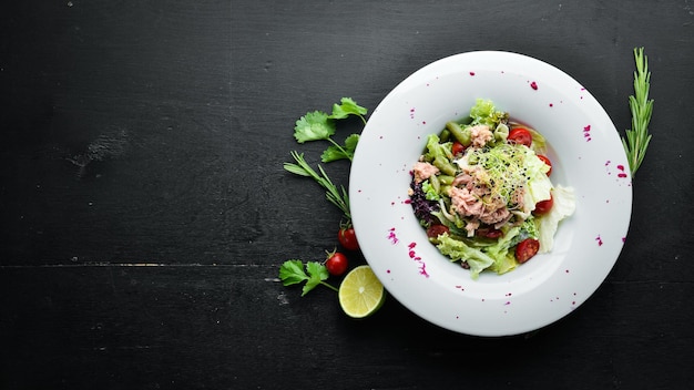 Gemüse-Thunfisch-Salat In der Platte Ansicht von oben Freier Platz für Ihren Text