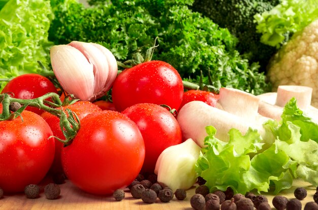 Gemüse Tomaten Pilze Knoblauchsalat schwarzer Pfeffer Nahaufnahme