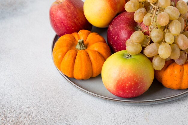 Gemüse und Obst auf einem Tisch. Gesundes Essen, Herbsternte.