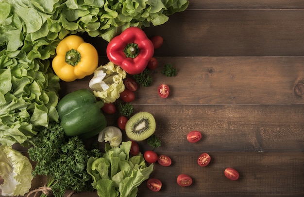 Gemüse und Obst auf Holz Hintergrund