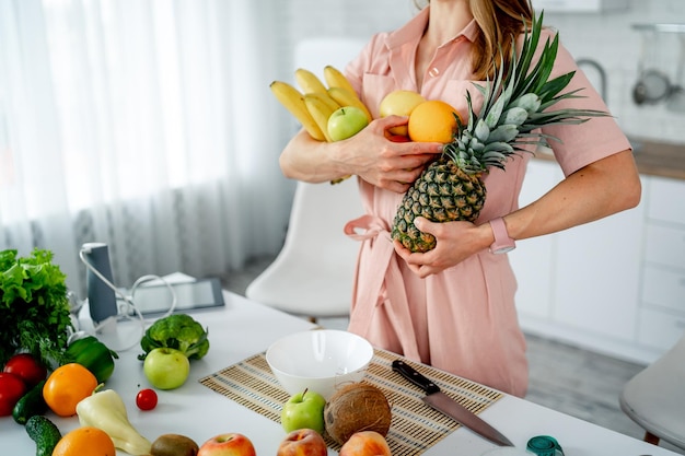 Gemüse und Obst in Frauenhänden Lifestyle vegetarische Bio-Mahlzeit