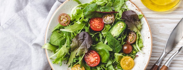 Gemüse vegetarischer gesunder Salat mit roten gelben Kirschtomaten, grünen Blättern und Chiasamen