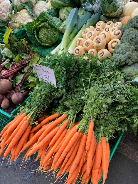 Gemüse zum Verkauf an einem Marktstand