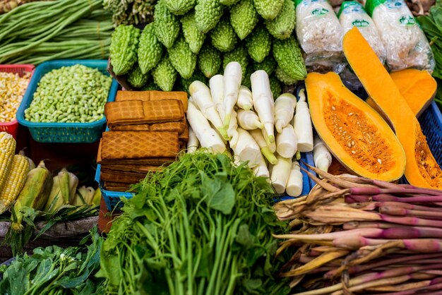 Gemüse zum Verkauf auf dem Marktstand