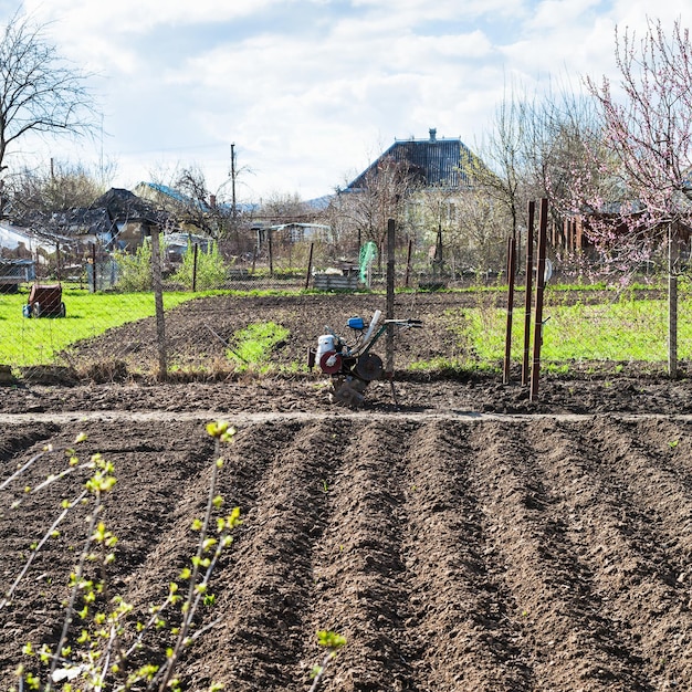 Gemüsebeete pflügen und im Dorf kultivieren