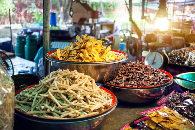 Gemüsechips auf dem thailändischen Markt