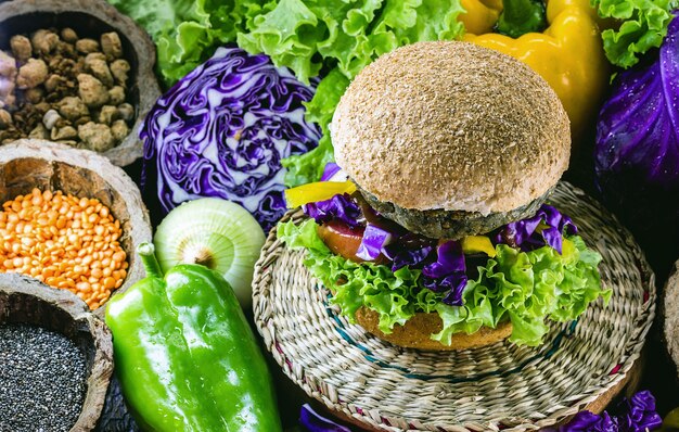 Gemüsefleisch, fleischloser Hamburger, Brot ohne Eier oder Milch, 100% veganes Essen, gesunde Lebensweise