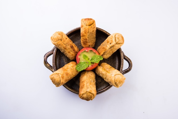 Gemüsefrühlingsrollen mit Minzblatt und grünem Chutney oder Tomatenketchup. Selektiver Fokus