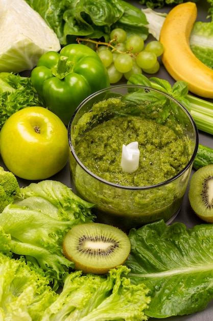 Gemüsemischung in einem Mixer Salat, Paprika und Früchte herum