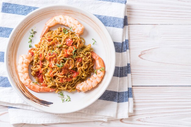 Gemüsenudel mit Tomatensauce und Garnelen