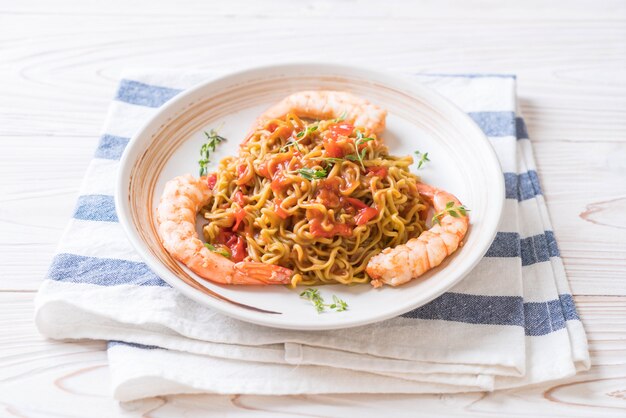 Gemüsenudel mit Tomatensauce und Garnelen