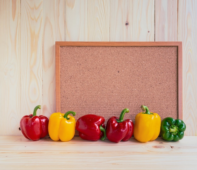 Foto gemüsepaprika auf holztisch.