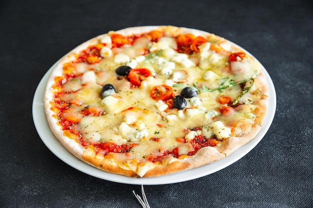 Gemüsepizza Käse Tomatensauce Olive frische Mahlzeit Lebensmittel Snack auf dem Tisch Kopie Raum Essen