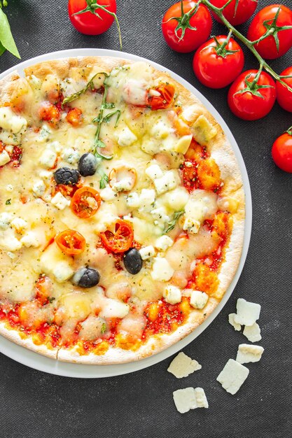 Gemüsepizza Käse Tomatensauce Olive frische Mahlzeit Lebensmittel Snack auf dem Tisch Kopie Raum Essen