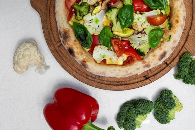 Foto gemüsepizza pizza ohne fleisch vegetarische pizza isoliert auf weißem hintergrund