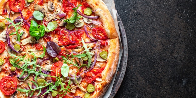 Gemüsepizza Tomate, Gurken, Pilze, Oliven vegan oder vegetarisch