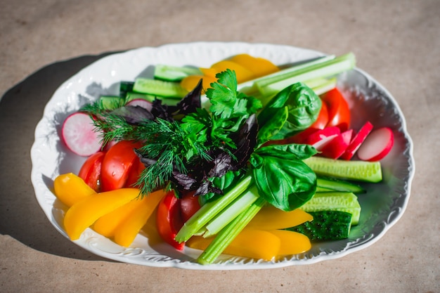 Gemüsesalat aus Tomaten, Gurken, Paprika, Eisberg und Wachteleiern auf weißem Hintergrund