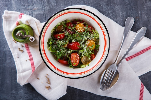 Gemüsesalat, gemischte Kirschtomaten