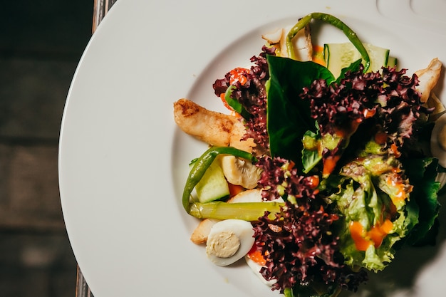 Gemüsesalat in der Glasschüssel auf Holztisch