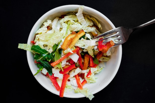 Gemüsesalat in einer weißen Schüssel bestehend aus Tofu, Tomate, Kohl, Karotte