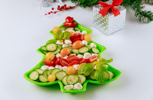 Gemüsesalat in Weihnachtsbaumform mit Dekoration.