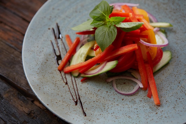 Gemüsesalat-Konzept für eine schmackhafte und gesunde Mahlzeit