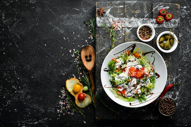 Gemüsesalat Kopfsalat Tomaten Gurken-Sahne-Sauce Caesar Draufsicht Draufsicht Rustikaler Stil