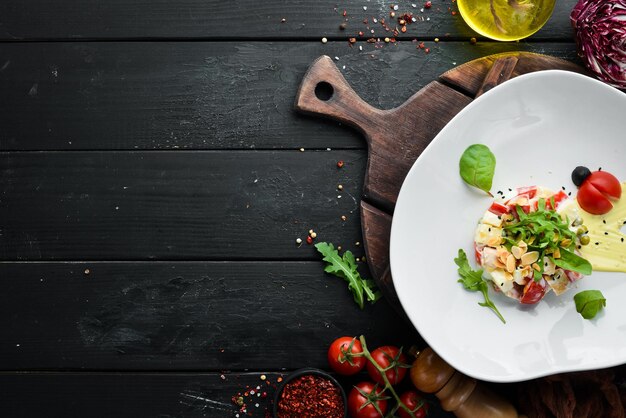 Gemüsesalat mit Ananas und Hähnchenfilet Essen Draufsicht Freier Platz für Ihren Text